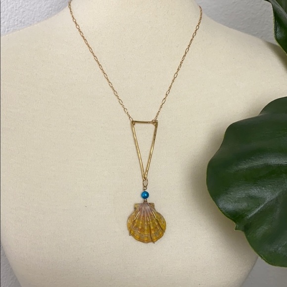Jewelry - NWOT Beautiful Shell Necklace